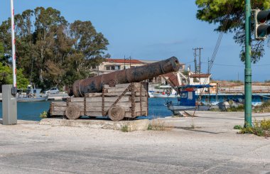 Lefkada adası. Yunanistan. 10.20.2023. Eski demir top yolun her iki tarafında yüzen köprüye giriyor..