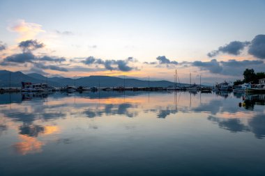 Güneşin doğuşu ve bulutun durgun denize yansıması.