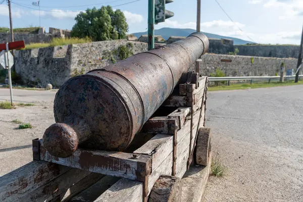 Venedik kalesinin eski demir topları..