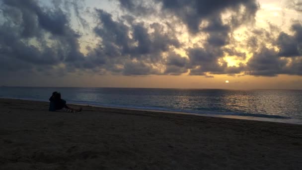 Een Stel Vakantie Zittend Een Strand Genietend Van Zonsondergang — Stockvideo