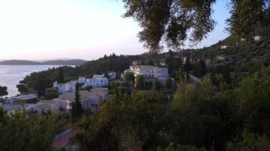 Deniz kenarında güzel bir deniz doğumu olan bir tatil köyü. Lefkada. Yunanistan.