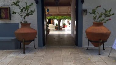 Lefkada adası. Yunanistan... 10.23.2023. Faneromeni Manastırı 'nın ana avlusuna açılan koridor..