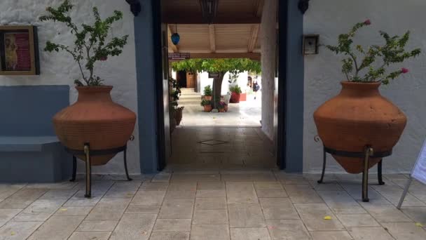 莱夫卡达岛希腊 2023出入法涅梅尼修道院主院落的大厅道 — 图库视频影像