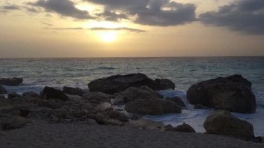 Gün batımında Kavalikefta Sahili 'nde dalgalar sahile vuruyor. Lefkada. Yunanistan.