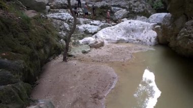 Lefkada adası. Yunanistan - 10.19.2023.Turistler Nydri Şelalesi 'ne gidip geliyorlar..