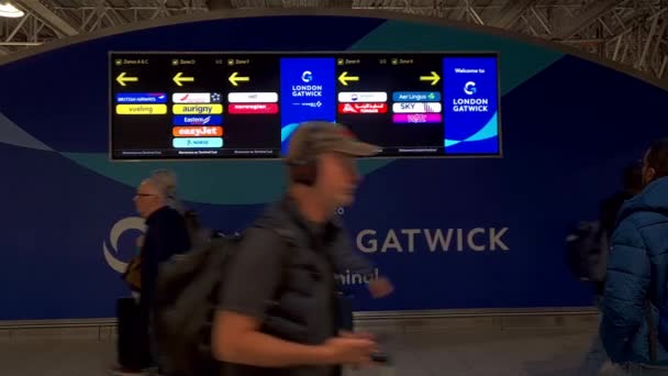 Flughafen Gatwick 2023 Das Willkommensschild Südterminal Mit Einer Liste Von — Stockvideo