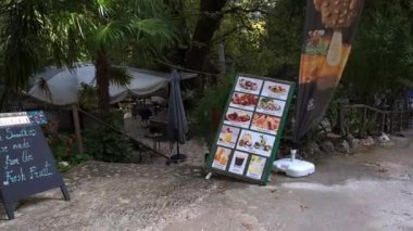Lefkada. Yunanistan. 10.19.2023. Uçaktaki Kafe 'den Nydri Şelalesi' ne doğru yola çıkan turistler..