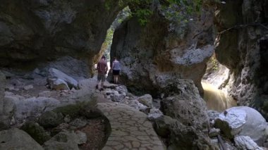 Lefkada adası. Yunanistan - 10.19.2023.Turistler Nydri Şelalesi 'ne gidip geliyorlar..