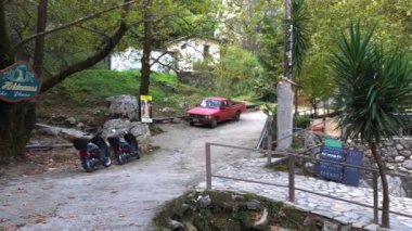 Lefkada. Yunanistan. 10.19.2023. Nydri Şelalesi 'ne giden patikanın başındaki uçak kafesi..