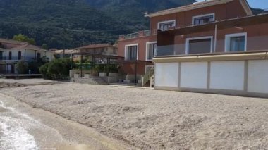 Lefkada adası. Yunanistan. 10.19.2023. Nikiana köyündeki sahil binaları. 