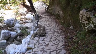 Şelaleye giden nehir yatağını takip eden bir yürüyüş yolu. Nydri şelalesi. Lefkada. Yunanistan.
