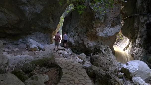 ルフェルナ島 ギリシャ 2023 ナイドリ滝への川トレイルでトレッキングする観光客 — ストック動画