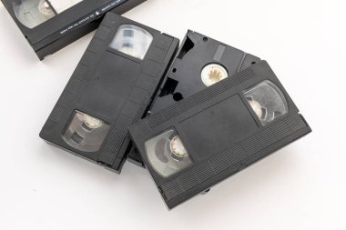 Beyazlar içinde izole edilmiş eski video kasetleri.