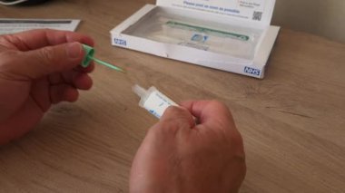 Test örneğini bağırsak kanseri test çantasına koyup mühürleyen biri..