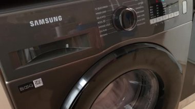 Londra mı? UK- 11.03.2023. Bir Samsung çamaşır makinesi bir sürü çamaşır yıkıyor..