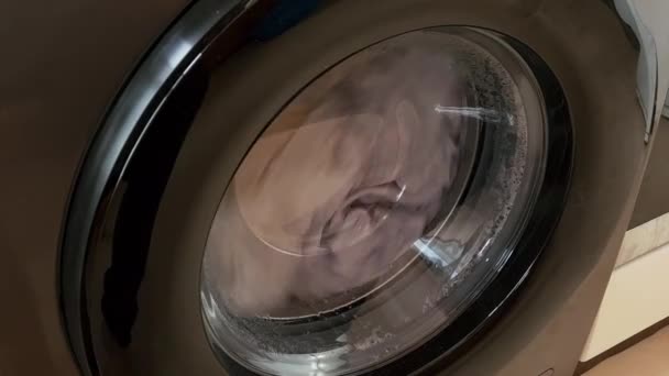 Eine Wasch Oder Waschmaschine Die Eine Ladung Schmutzige Wäsche Wäscht — Stockvideo