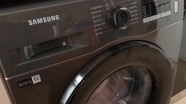 London 2023 Eine Samsung Waschmaschine Wäscht Eine Ladung Kleidung — Stockvideo