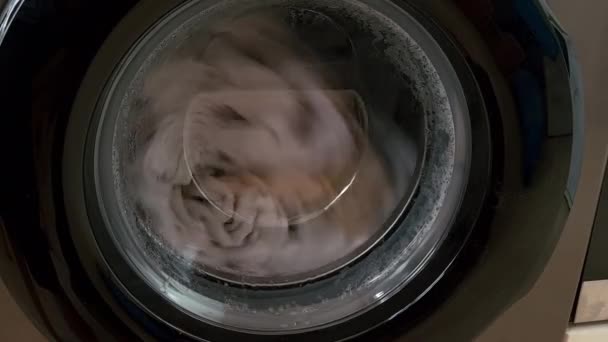 Ένα Πλυντήριο Ρούχων Που Πλένει Ένα Φορτίο Βρώμικα Ρούχα — Αρχείο Βίντεο