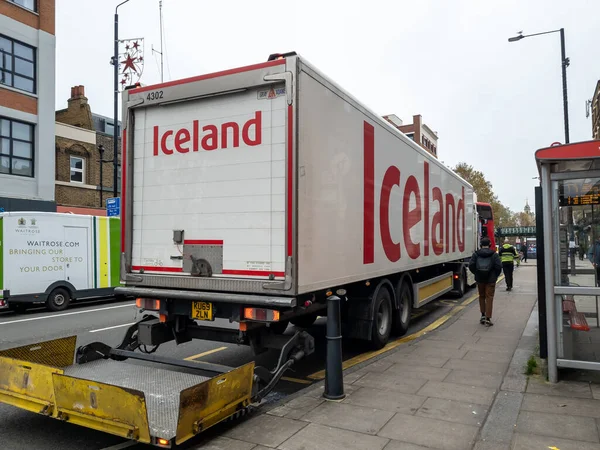Londres Reino Unido 2023 Camión Distribución Islandia Supermercado Haciendo Una — Foto de Stock