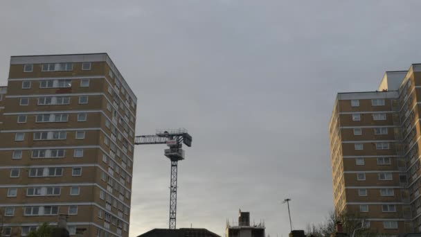 ロンドン 2023 イギリス 建設中の高層ビルに重い荷物を運ぶクレーンを持ち上げるタイムラウンド — ストック動画