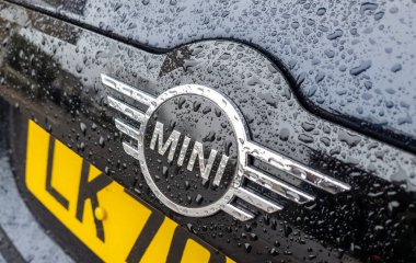 Londra, UK- 12.05.2023. Bir arabanın arkasında İngiliz markası Mini 'nin isim levhası ve rozeti var..