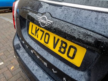 London, UK- 12.05.2023.İngiliz otomobil markası Mini 'nin isim ve rozeti Countryman modelinin arkasında..