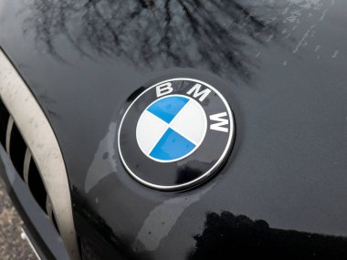 Londra, UK- 12.05.2023. Bir rozetin kapanışı, Alman lüks araba üreticisi BMW tarafından üretilen bir arabanın amblemi..