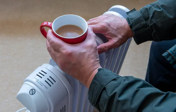 Eine Person Hält Eine Heiße Tasse Tee Der Hand Und Stockbild