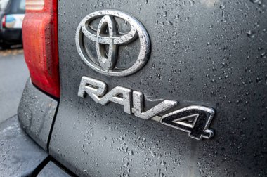 Londra, UK- 12.08.2023. Amblemi kapat, rozet Toyota Rav4 yolcu vagonunun arkasında..