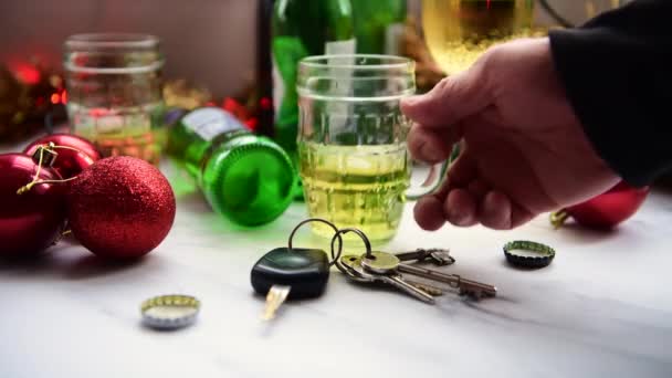 アルコールを飲んだ後 車の鍵を手に入れる人とのクリスマス お祝いの季節のドリンクの運転コンセプト — ストック動画