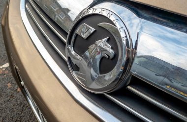 Londra, UK- 12.15.2023. Rozet, İngiliz otomobil üreticisi Vauxhall Motor Limited tarafından bir yolcu aracının önündeki amblem..