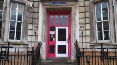 Londra, UK- 12.21.2023. Hostelle 'in Bethnal Green' deki şubesinin ön cephesi ve girişi. Sadece Amsterdam ve Barselona 'da şubeleri olan bir kadın yurdu..