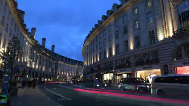 ロンドン イギリス 2024 ウェストエンドのリージェントストリートの夜間の長時間の露出時間の経過と車両からの建物のライトトレイル — ストック動画