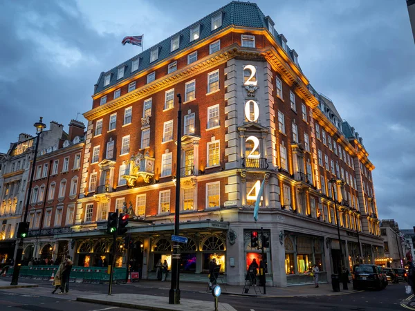 London 2024 Eine Nächtliche Straßenansicht Des Luxus Kaufhauses Fortnum Und Stockbild