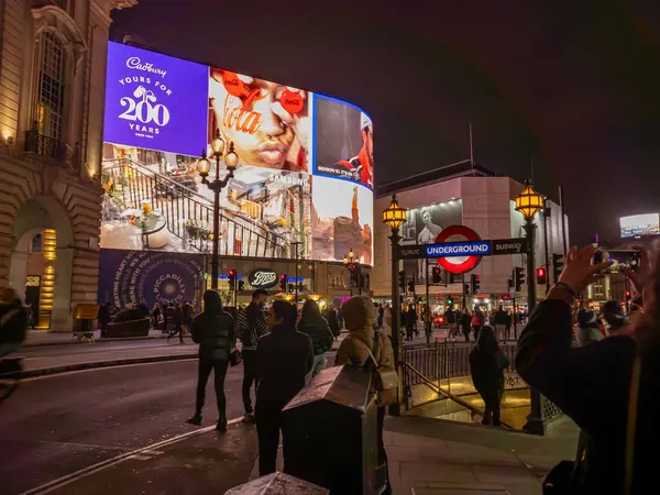 London 2024 Piccadilly Circus Bei Nacht Mit Dem Eingang Zur lizenzfreie Stockfotos