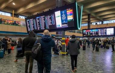 Londra mı? UK- 01.23.2024. Euston İstasyonu 'nun içi yolcularla dolu. Tren bilgileri için panoyu kontrol ediyorlar..