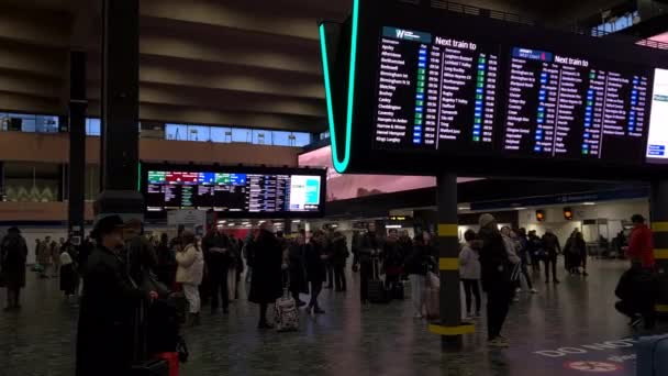 Лондон 2024 Внутренний Вид Вокзала Юстон Пассажирами Проверяющими Табло Получения — стоковое видео