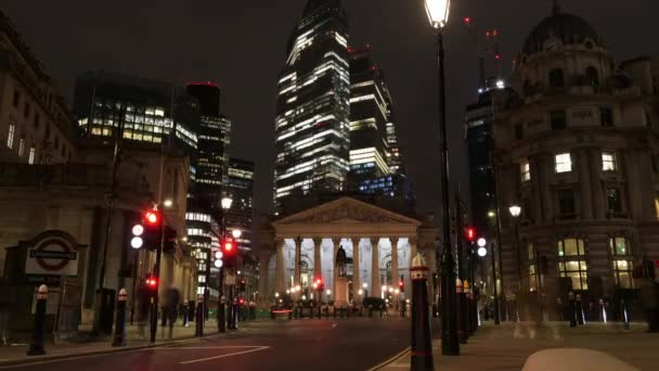 Gece Vakti Londra Şehrinin Royal Exchange Bank England Arka Plandaki — Stok video