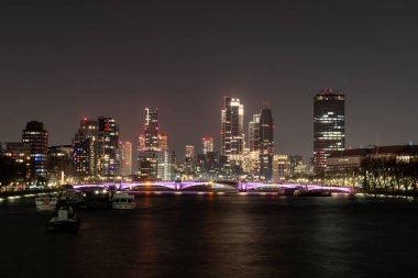 Londra mı? UK- 02.04.2024. Thames Nehri 'nin Westminster Köprüsü' nden ve modern yüksek binalardan başkentin gökyüzüne genel bir gece manzarası..