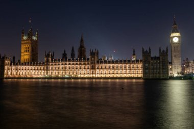 Westminster Sarayı 'nın, Parlamento Sarayı' nın ve Thames Nehri 'nin güney kıyısından Büyük Ben' in gece görüşü..