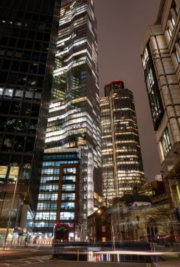 Londra mı? Birleşik Krallık-02.02.2024. Londra 'daki 42. Kule' nin gece görüşü diğer gökdelenlerin arasına sıkıştı..