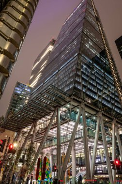 Londra mı? Birleşik Krallık-02.02.2024. Gece vakti şehrin finans bölgesindeki Leadenhall binasının alçak açılı sokak manzarası.