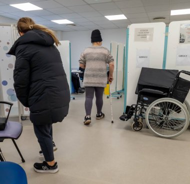 Londra mı? UK- 01.31.2024. NHS kan testi merkezinin iç görüntüsü. Test için kan örnekleri veren hastalar..