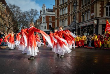 Londra mı? UK- 02.11.2024. Çin Yeni Yıl kutlamaları sırasında Çin 'de kostümlü geleneksel bir Çinli dans grubu dans ediyor..