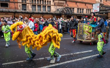 Londra mı? UK- 02.11.2024. Çocuklarla birlikte bir aslan dansı grubu Batı Yakası 'ndaki Çin Yeni Yıl kutlamalarında dans ediyor..