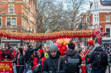 Londra mı? UK- 02.11.2024. Çin Yeni Yıl kutlamalarında kalabalık bir Shaftesbury Caddesi 'nde ejderha dansı..