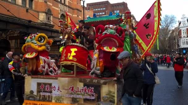 Londra 2024 Çin Yeni Yıl Kutlamalarında Müzik Davul Aslan Dansı — Stok video