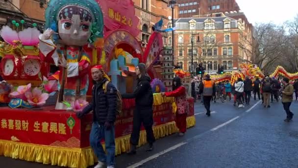 Londres 2024 Flutuador Dragão Dançam Uma Lotada Avenida Shaftesbury Desfile — Vídeo de Stock