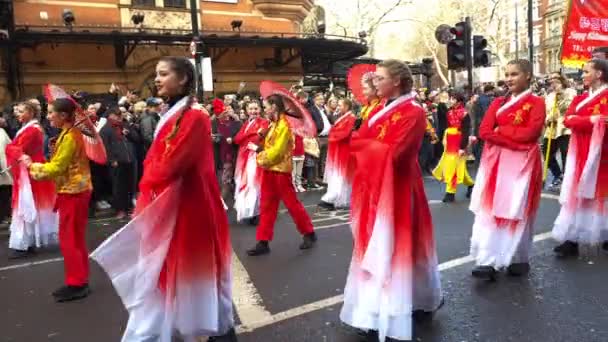 London Pukul 2024 Sebuah Kelompok Tari Tradisional Tiongkok Mengenakan Kostum — Stok Video