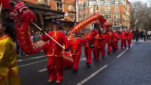 ロンドン イギリス 2024 中国の正月のお祝いのパレードでドラゴンダンスを行うグループは 通りをライニング大群衆 — ストック動画